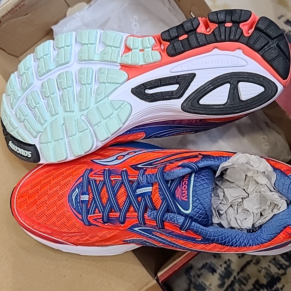 Womens Saucony 8.5 sneakers